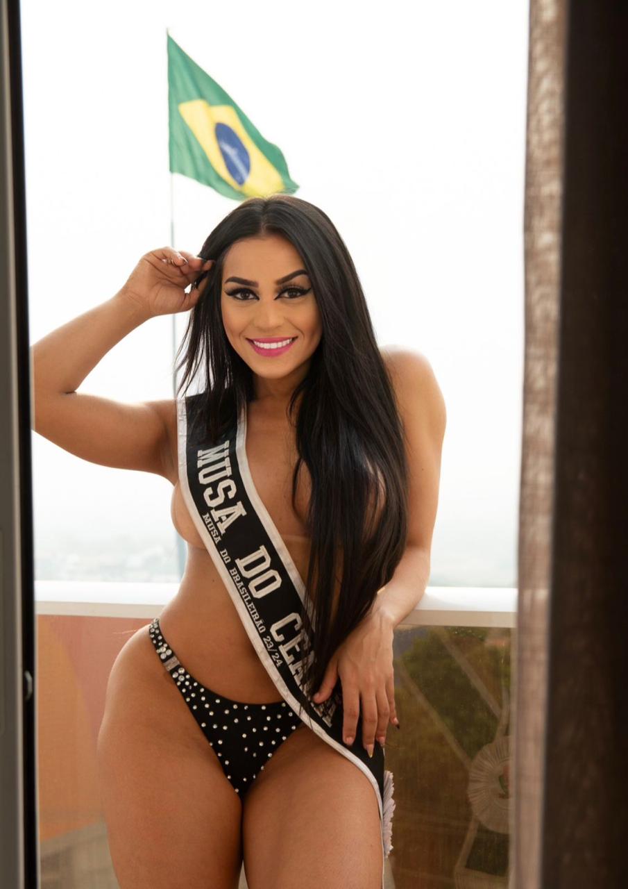Modelo em ensaio com faixa e bandeira do Brasil