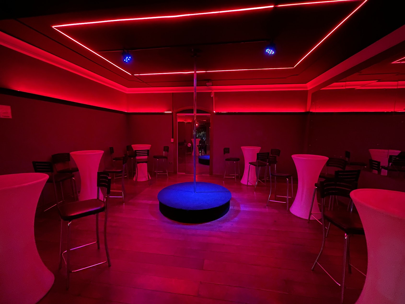 Palco e pista da Enigma com iluminação vermelha