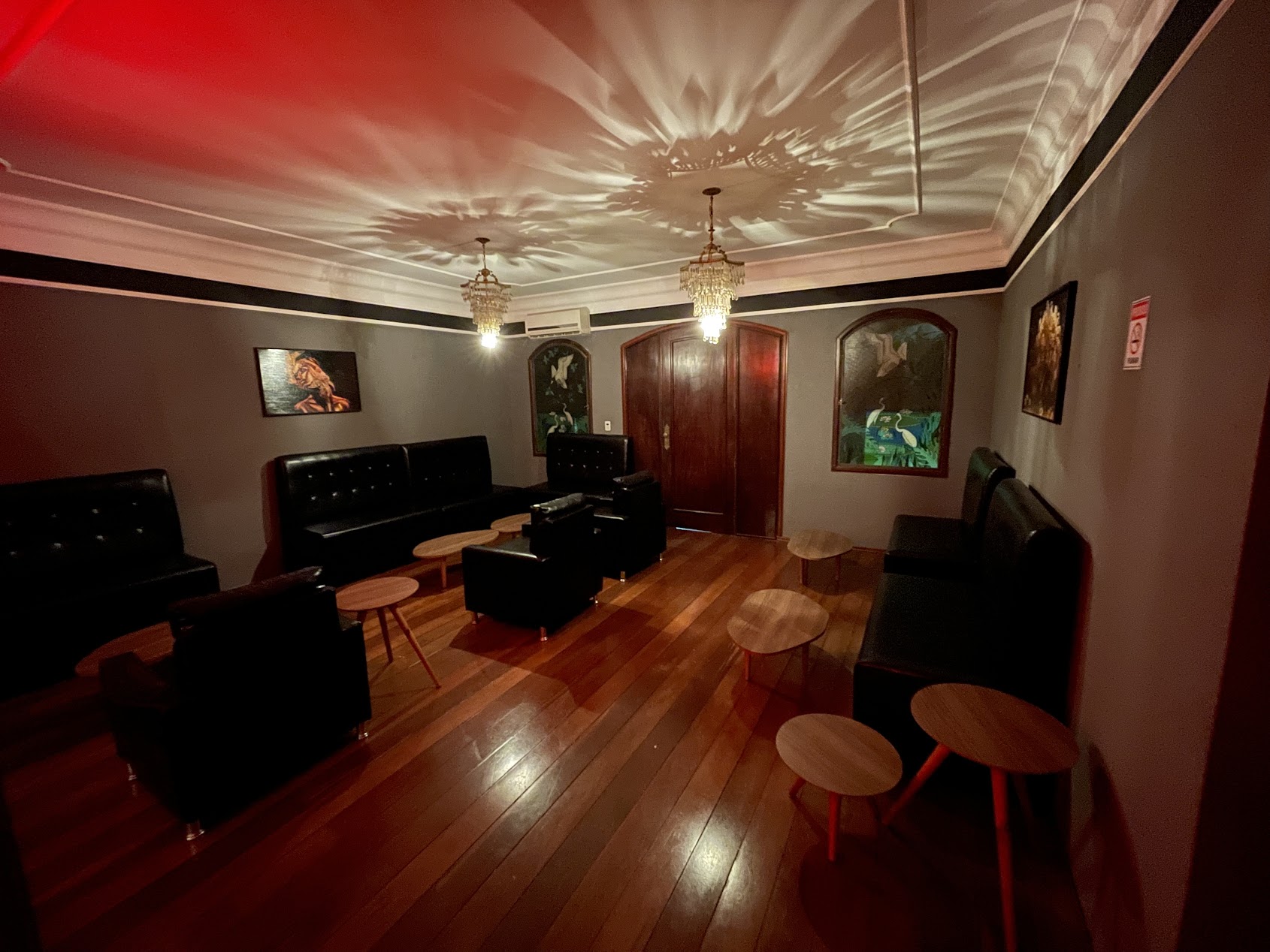 Sala VIP da Enigma com sofás, mesas e iluminação acolhedora